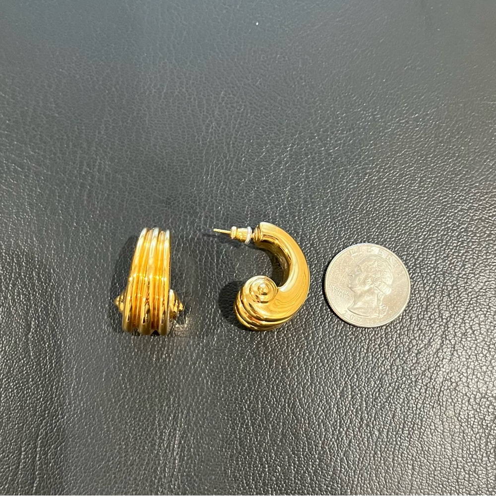 SOLD SOLD
Vintage Gold earrings .5 ounce lovely hollow earrings - Picture 3 of 4